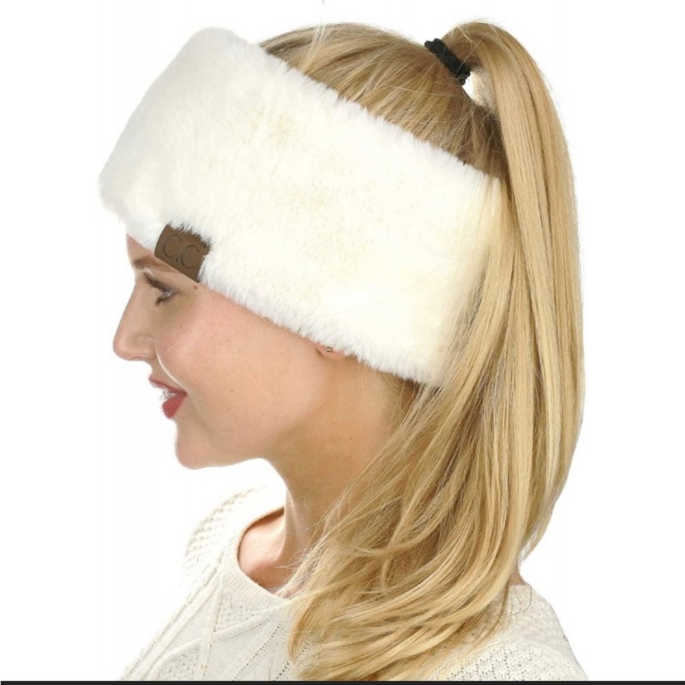 CC IVORY/WHITE LUXURIOUS SHERPA FUR HEADBAND
VELCRO ATTACH